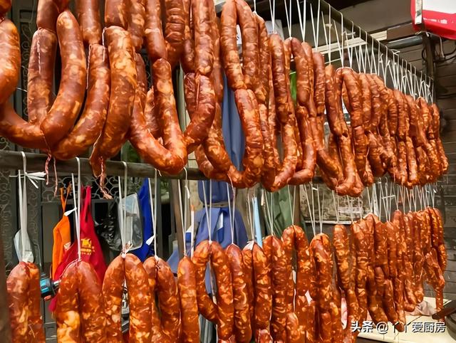 香肠外面的皮是什么，香肠表面的皮（灌香肠的秘方今天被公开了）