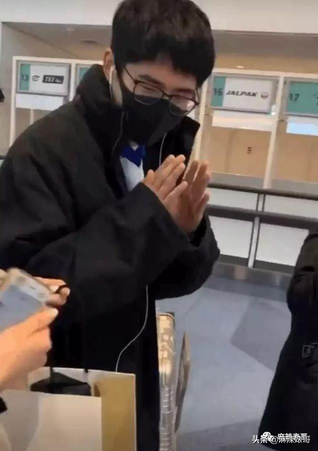 女孩子发wink是什么意思，女生发个wink是什么意思（一天8杯奶茶卖没文化人设）