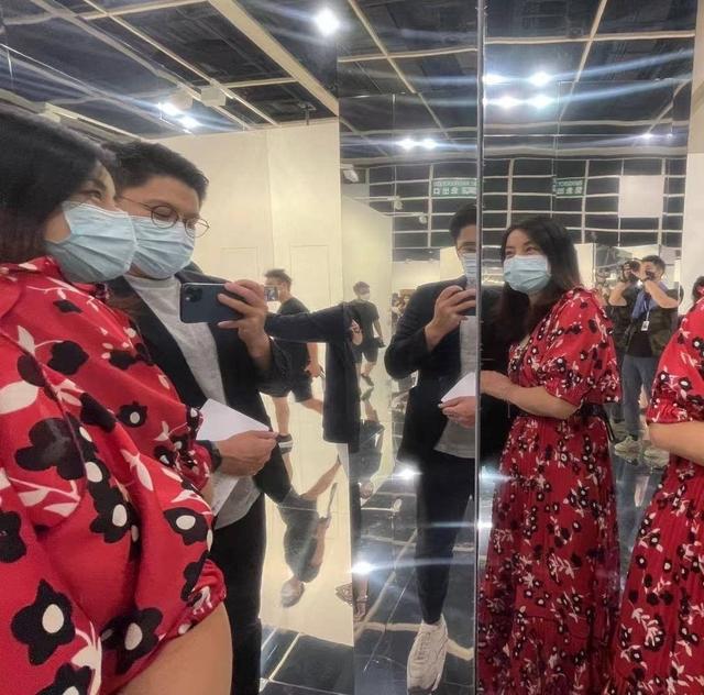 郭晶晶面相图解，郭晶晶面相百年难遇（郭晶晶粘着老公小鸟依人）