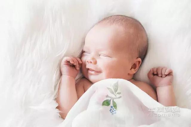 4个月睡眠倒退期表现，四个月宝宝猛涨期症状（娃从自己能睡着到怎么都哄不睡）