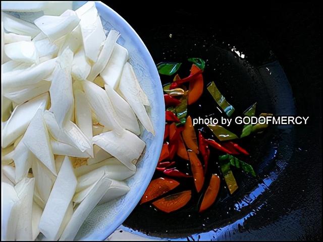 白菜怎么吃，白菜怎么吃解毒效果好（舒缓压力白菜炒肉片的做法）