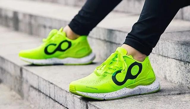 耐克运动鞋价格，耐克鞋一般多少钱（同款材质、高颜值的运动鞋）