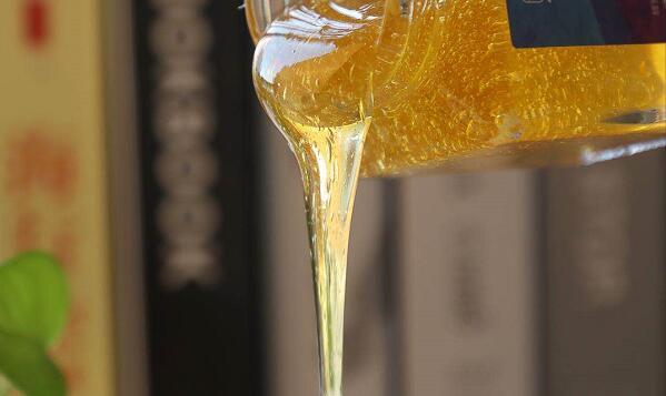 蜂蜜水卡路里多少，一杯蜂蜜水的热量是多少大卡（蜂蜜的热量是多少大卡）