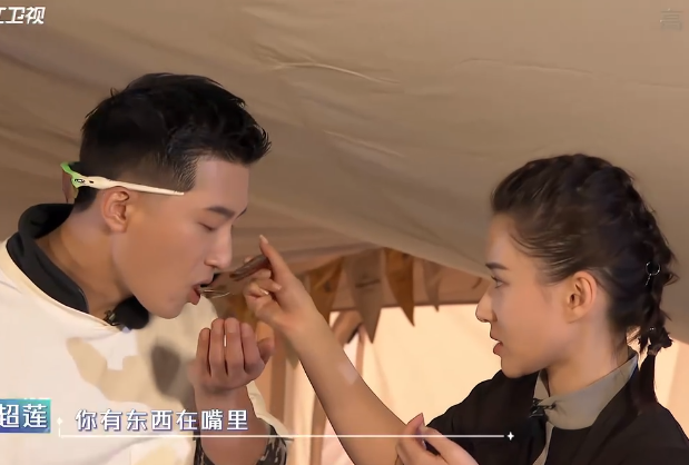 窦骁何超莲分手原因，何超莲窦骁分手是真的吗（其实人家的恩爱都藏在细节里）