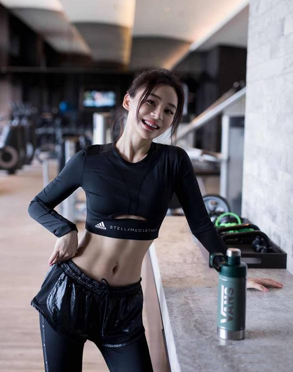 中等身材是什么样的（简直是中等身材女生的穿搭模板）