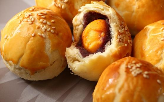 【自制蛋黃酥】做法步驟圖 層層美味酥脆 比外面賣的好吃-起舞食譜網(wǎng)