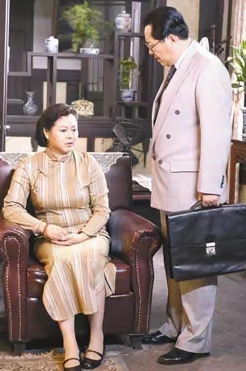 唐国强两段情：前妻除夕夜自杀，二婚娶小12岁妻子，成人生赢家