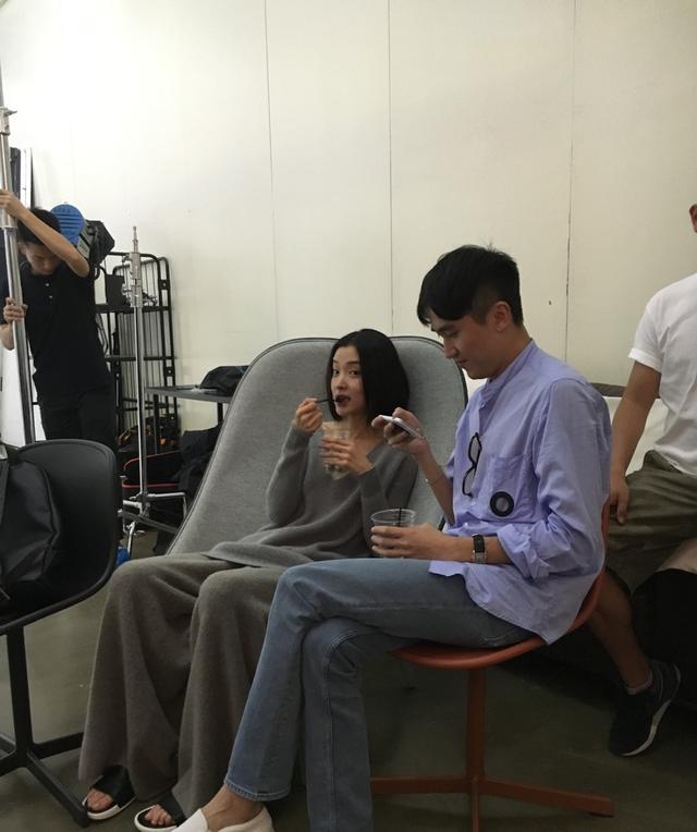 方脸怎样化妆让脸变得像瓜子脸，方形脸怎么化妆变瓜子脸（让你轻松打造高级感）