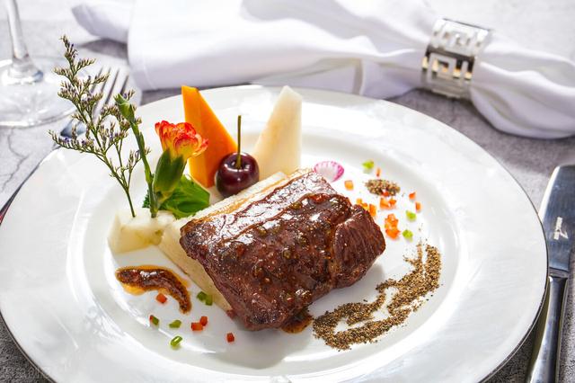 喝红酒要什么配菜,喝红酒要配什么下酒菜(食物的搭配也是有讲究)