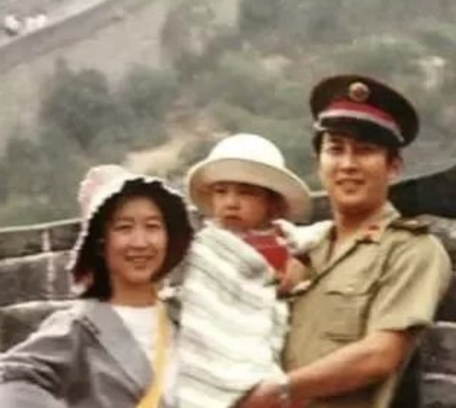 唐国强两段情：前妻除夕夜自杀，二婚娶小12岁妻子，成人生赢家
