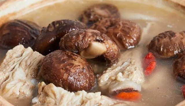 白花蘑菇怎么做，花菇5种最好吃的做法（长腿蘑菇怎么做）