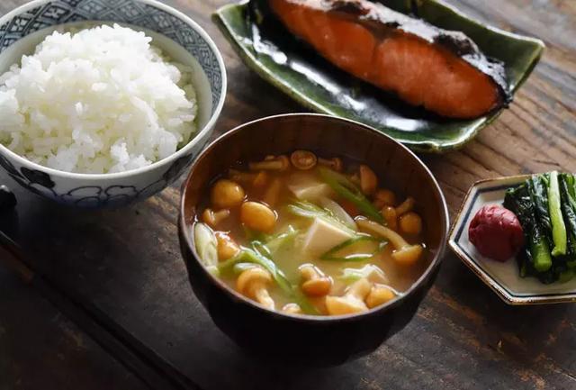 味噌是什么调料，这个日本料理中的“百搭王”