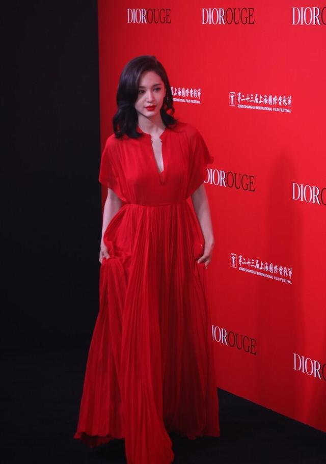 红裙子怎么搭配，红裙子怎么搭配鞋和包才好看图片（红裙的妖娆真挺撩人的）