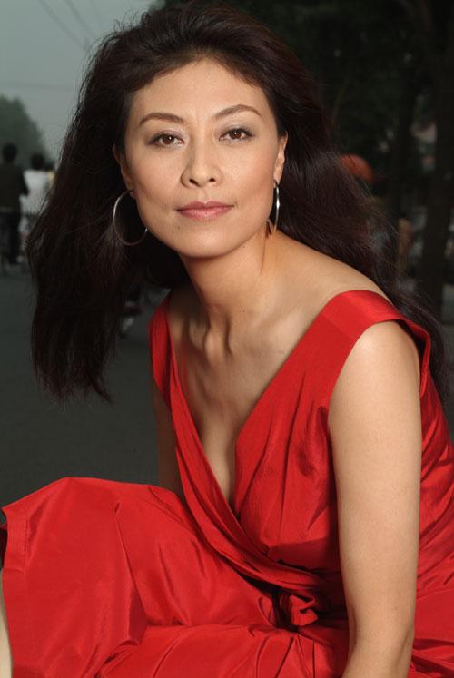 岳红离过几次婚，女儿5个月老公弃她而去