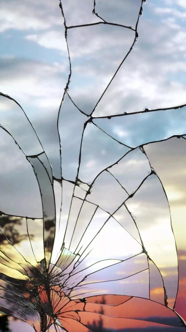 碎屏壁纸，碎屏壁纸 真实（30张以假乱真碎屏锁屏壁纸高清无水印下载图片）