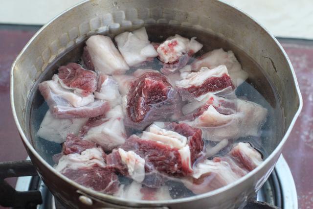 大白菜炒西红柿的家常做法，大白菜炒西红柿的做法窍门（天气转冷我家就爱这一锅）