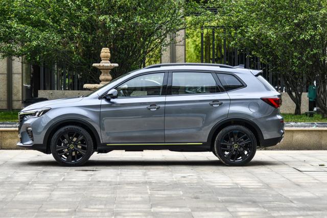 一个叉子的车标是什么车，像叉子的车标是什么车（车标被称为\