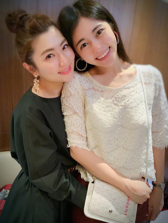 Selina晒全家福为妹妹任容萱庆生，两人同框比心显姐妹情深