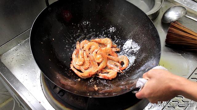 油焖大虾正宗的做法，正宗的油焖大虾怎样做的（厨师长教你油焖大虾的正宗做法）