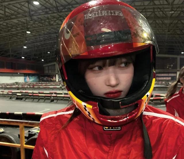 女生霸气抽烟，微信头像，女生霸气抽烟（酷女孩头像）