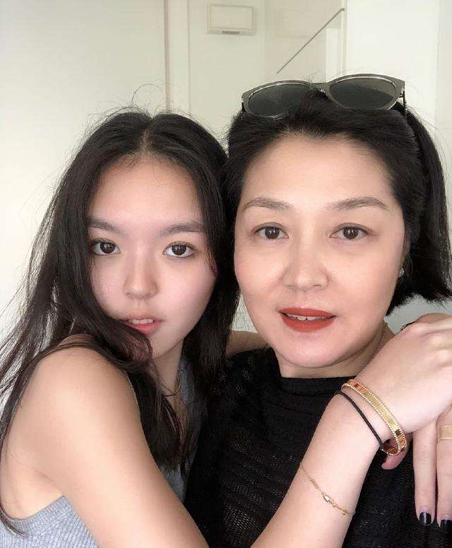 李咏去世3年哈文变自信！罕晒美国生活美照，20岁法图麦浓妆亮相