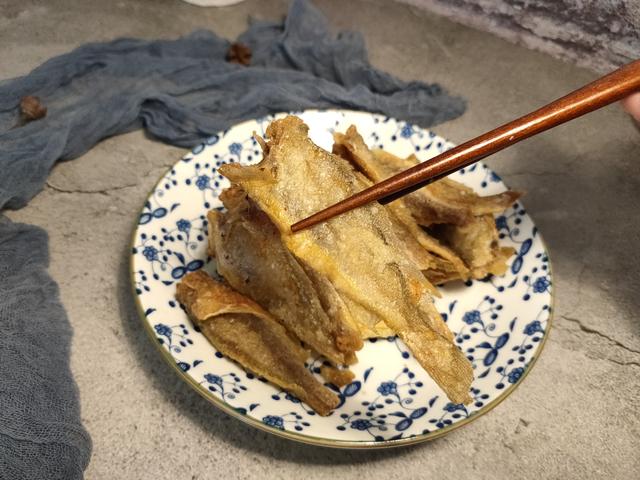 小黄鱼怎么炸才酥脆的，挂面糊还是裹淀粉