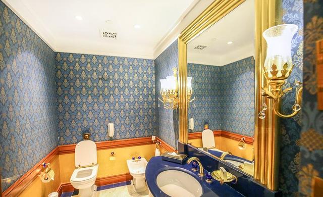 迪拜七星级酒店，迪拜七星级酒店有哪些服务（超奢华七星级住宿楼中楼房间大公开）