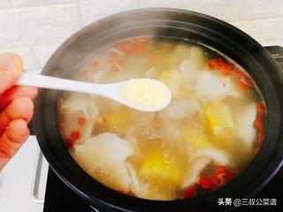 椰子玉米排骨汤怎么做，玉米排骨椰子汤好喝吗（可以美容护肤的椰肉排骨汤）