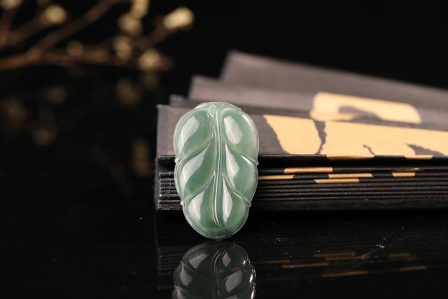 翡翠的鉴别方法水泡，翡翠的鉴别方法水泡法（翡翠泡进水里竟然出现气泡）