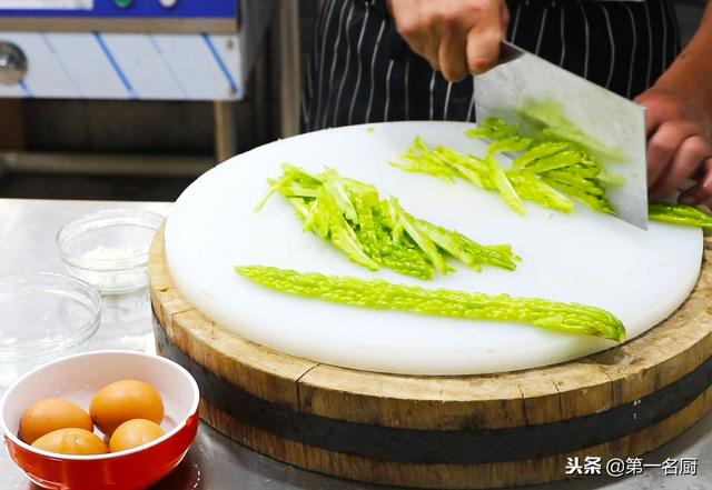 鸡蛋炒苦瓜怎么做，怎么炒苦瓜好吃又简单（厨师长教你苦瓜炒鸡蛋）