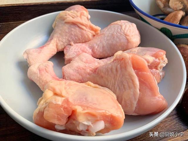 冻鸡腿怎么做好吃（鸡肉滑嫩不腥吃着放心）