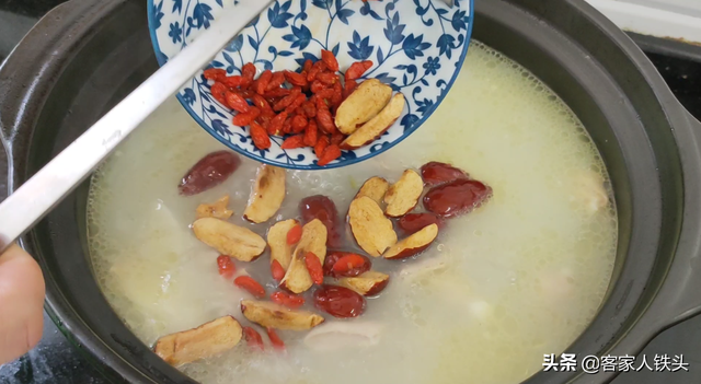 猪肚最简单的煲汤，汤色奶白营养味美