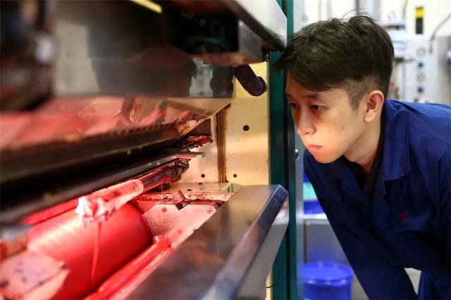 钞票纸是什么做的，钞票纸是什么做的啊（用“新疆棉”做的人民币）