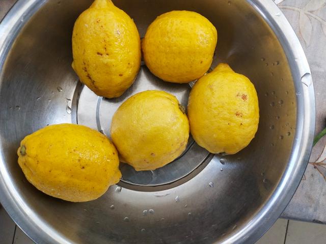 柠檬水怎么做 柠檬水的正确做法大全，柠檬水怎么做简单方法蜜雪冰城（成本低没有添加剂）