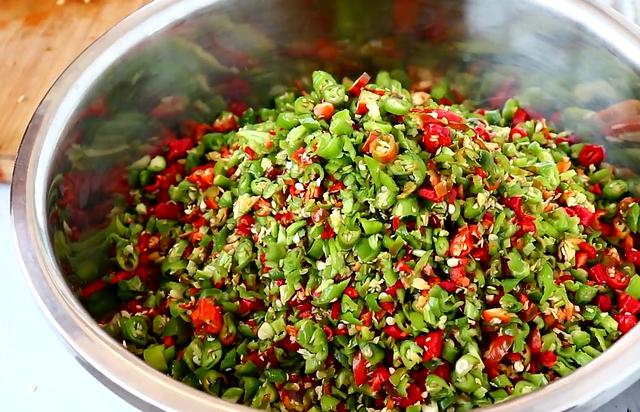 线椒辣不辣,线椒怎么腌制好吃(农村妈妈做的腌辣椒)