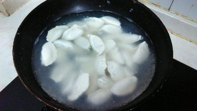 煮饺子用冷水还是热水，煮饺子用冷水还是热水多久（应该热水下锅还是冷水下锅）