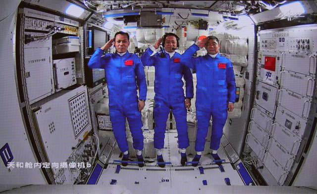 宇航服有哪些功能（一套舱外宇航服为何造价上千万）