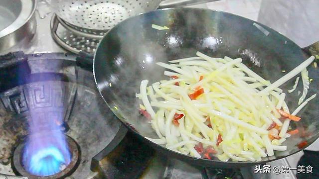 酸辣白菜的做法，酸辣白菜的做法最正宗的做法大厨（大白菜简单的做法）