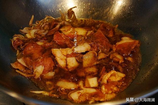 怎样做五花肉炖酸菜冻豆腐，酸菜炖五花肉冻豆腐怎么做（隔三差五来一顿还是吃不够）