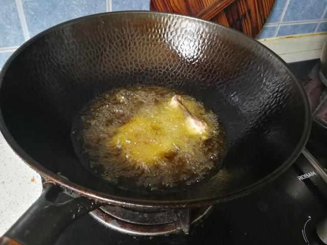 爆鱼的家常做法，爆炒鱼片的做法（掌握好要点就能做出鲜香味美的上海爆鱼）