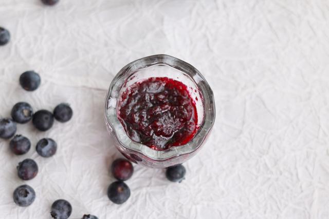 蓝莓果酱怎么做，蓝莓酱怎么做好吃（没有添加更健康）