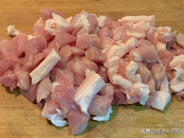 炖白菜的家常做法，猪蹄炖白菜的家常做法（大白菜这样炖特好吃）