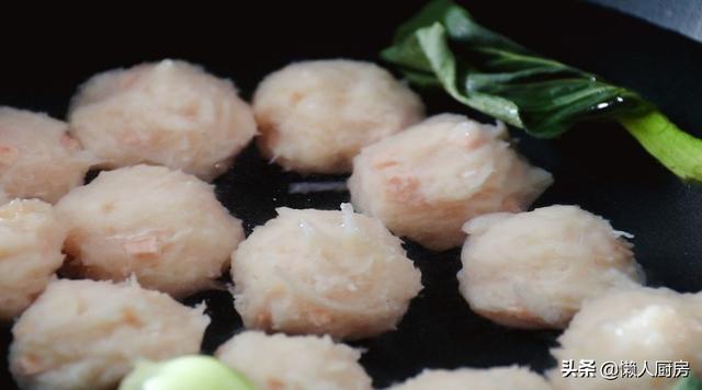 水煮丸子的做法猪肉丸子，丸子汤怎么做好吃又简单（鸡脯肉做丸子吃着太柴）