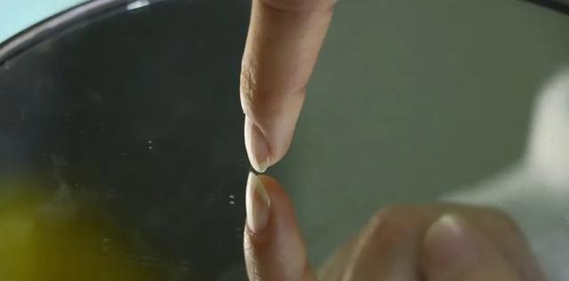 双面镜和单面镜的区别，单面镜和双面镜的区别是什么（酒店镜子蕴含的这些小秘密）