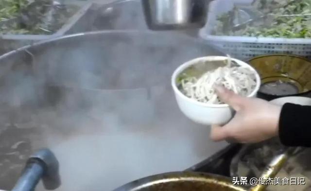 如何做炖牛肉汤，怎样炖牛肉汤好吃又简单（分享市面上牛肉汤的配方和制作步骤）