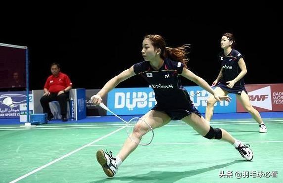 羽毛球反手怎么打，羽毛球反手怎么打高远球（按照细节注意点去练习反手击球）