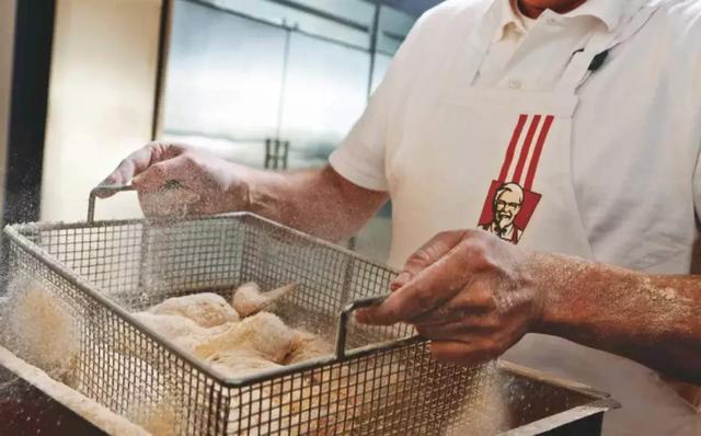 肯德基的工作服需要自己买吗，肯德基的工作服要钱吗（肯德基和麦当劳的汉堡）