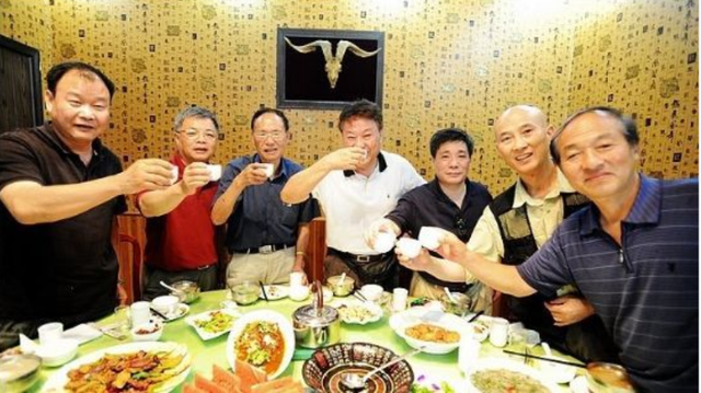 女人酒桌应酬敬酒话术幽默，厉害女人酒桌应酬话（参加酒局不会敬酒可不行）