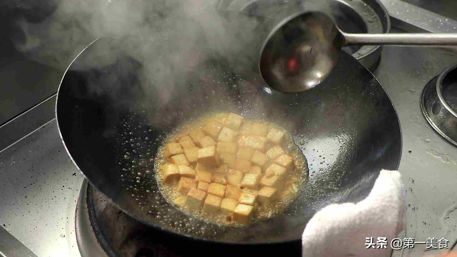 老豆腐的做法(一块老豆腐，几根小葱，大厨烧的豆腐不碎不烂，外焦里嫩又入味)
