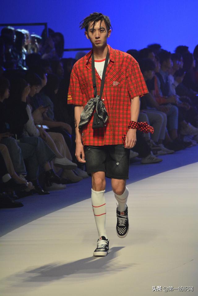 a21是以纯吗，a21 以纯（以纯线上品牌A21登陆春季广东时装周）